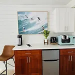 Modern Surf Chic Studio In Waikiki