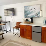 Modern Surf Chic Studio In Waikiki