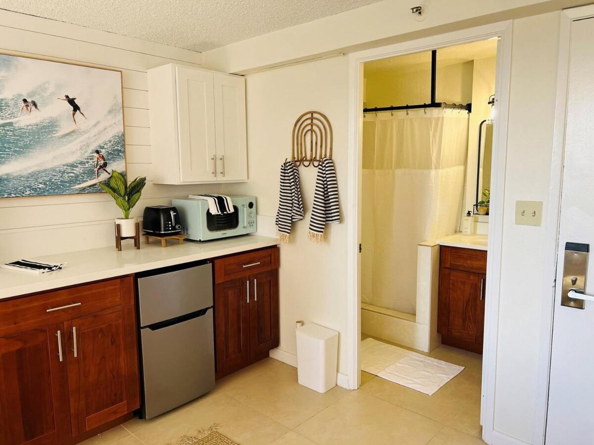 Modern Surf Chic In Waikiki Apartment *