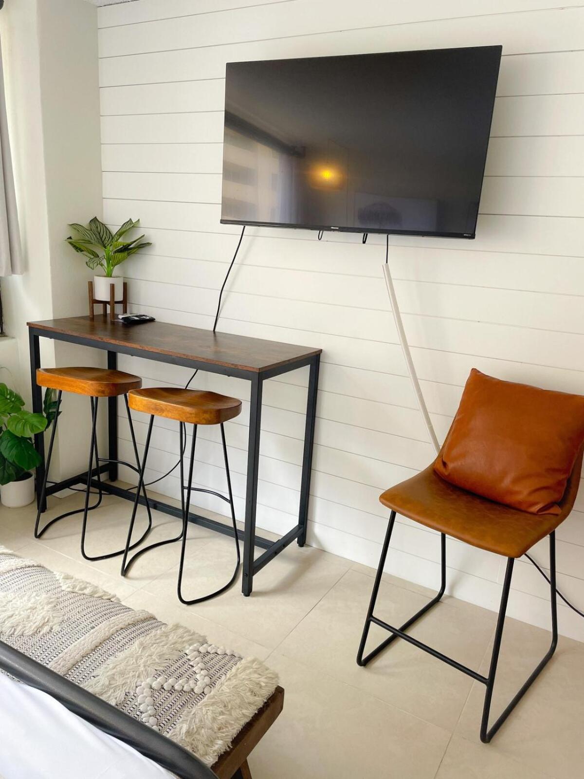 Modern Surf Chic In Waikiki Apartment *